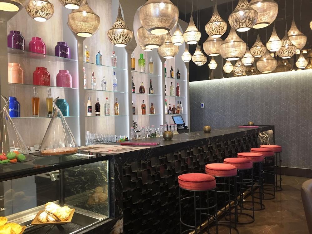 Hilton Tanger City Center Esterno foto The bar at the hotel