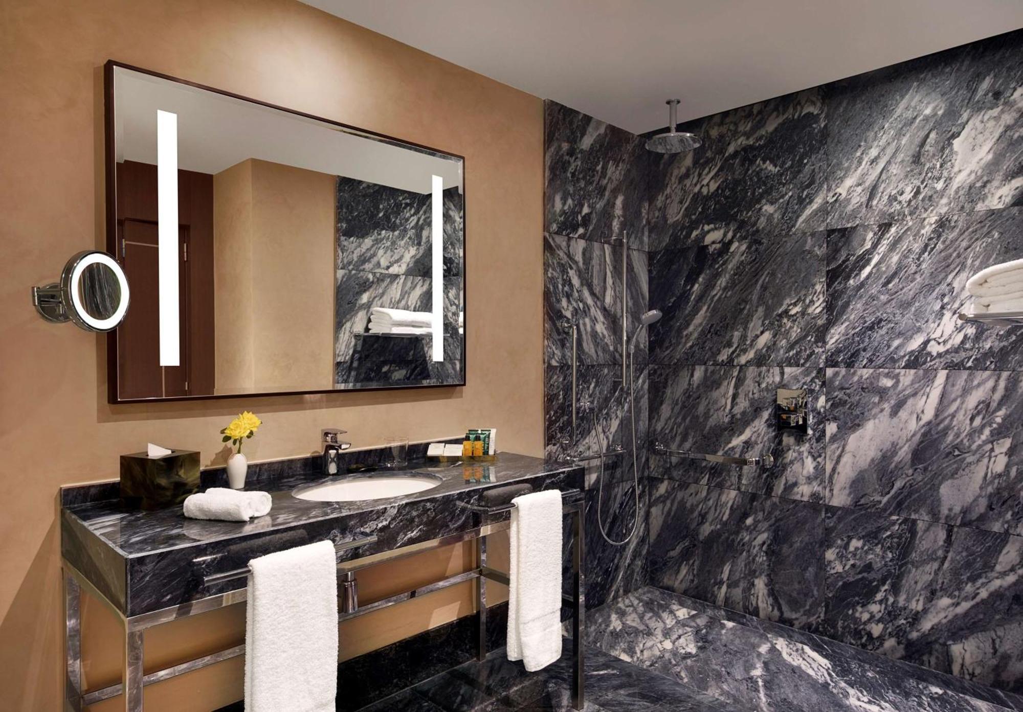 Hilton Tanger City Center Esterno foto Bathroom